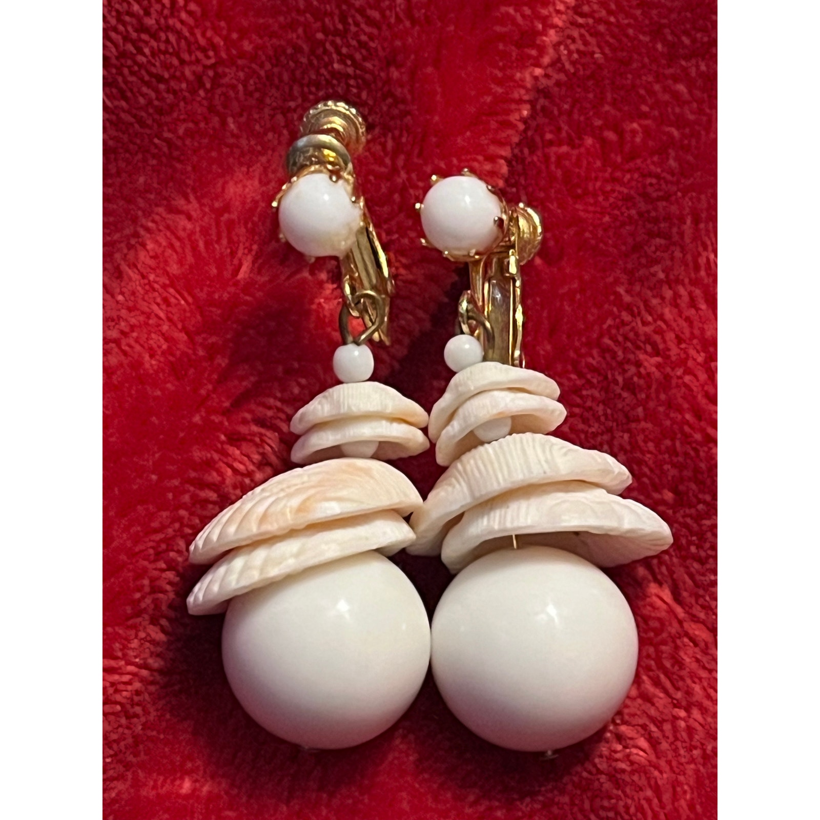 Vintage Dauplaise Shell Clip On Earrings
